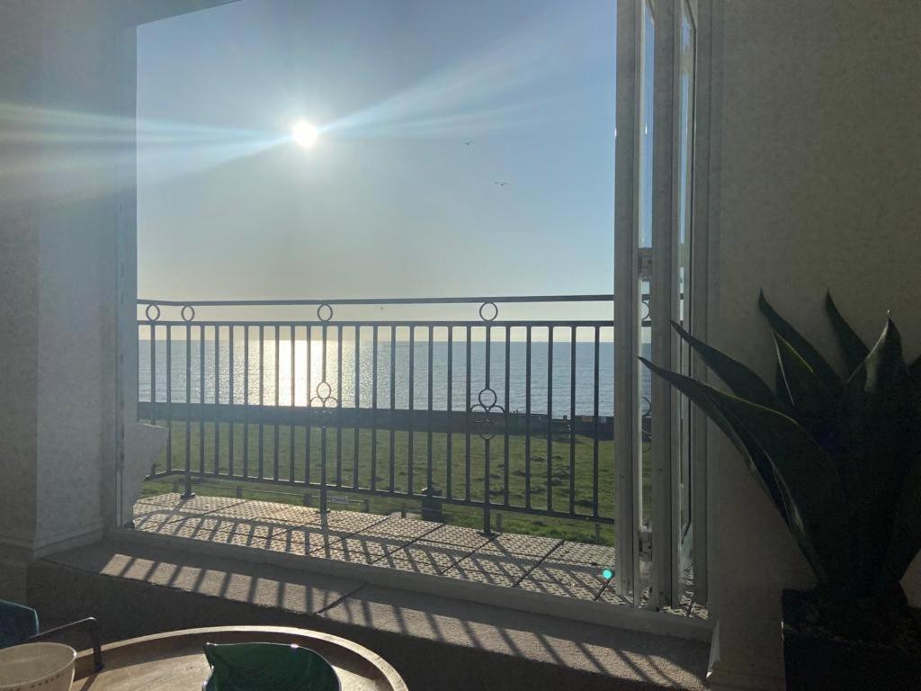 Stunning 2 Bed Apartment With Sea Views Littlestone-on-Sea Екстериор снимка